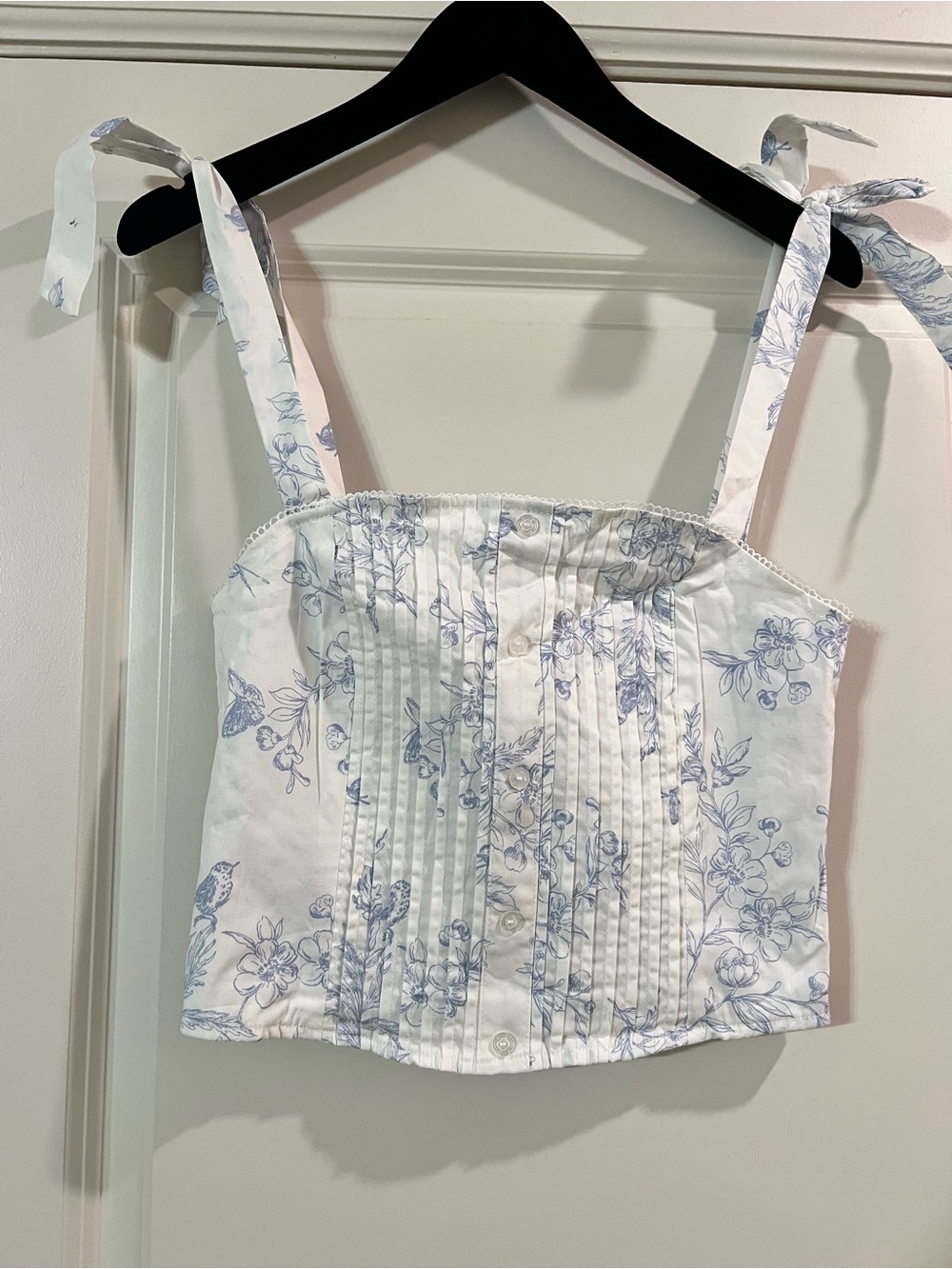 Altar’d State Floral Tie-Strap Crop Top - Blue/White